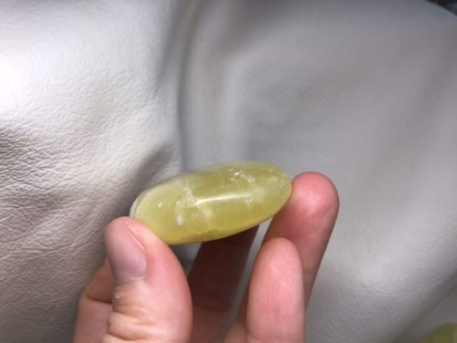 Galet calcite jaune