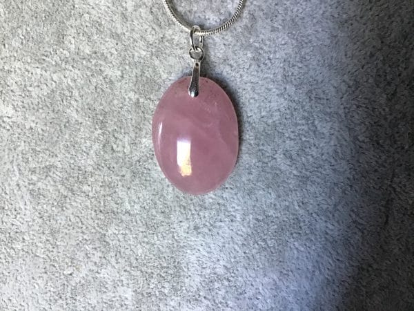 Petit-pendentif-quartz-rose-bien-rose