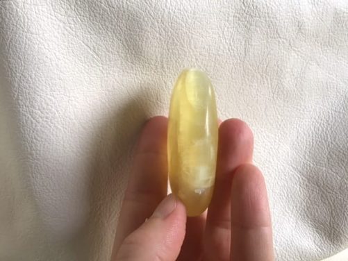 Galet calcite jaune