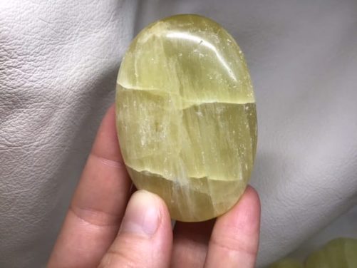 Galet calcite jaune