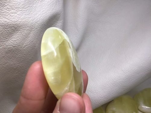 Galet calcite jaune