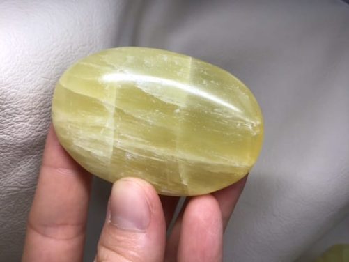 Galet calcite jaune