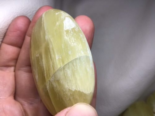 Galet calcite jaune