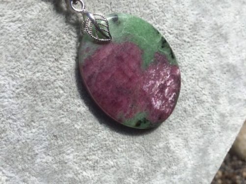 Pendentif en rubis zoisite oval