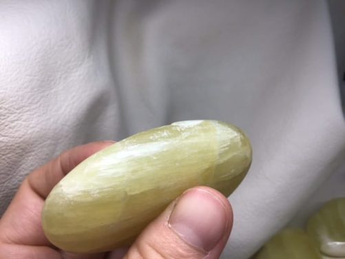 Galet calcite jaune