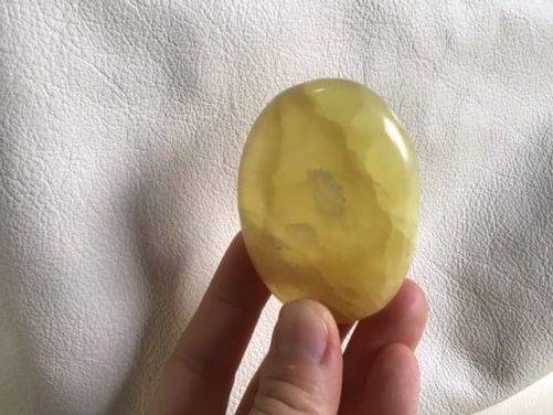 Galet calcite jaune