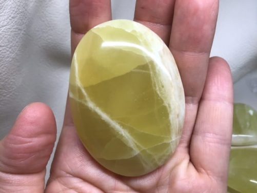 Galet calcite jaune