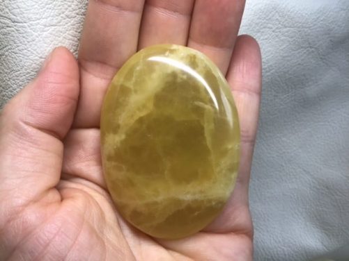 Galet calcite jaune