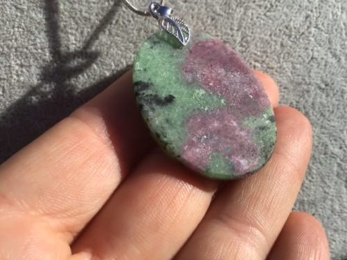 Pendentif en rubis zoisite oval