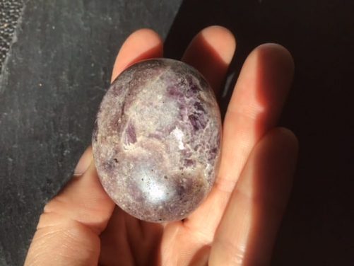 Galet lepidolite moyen format