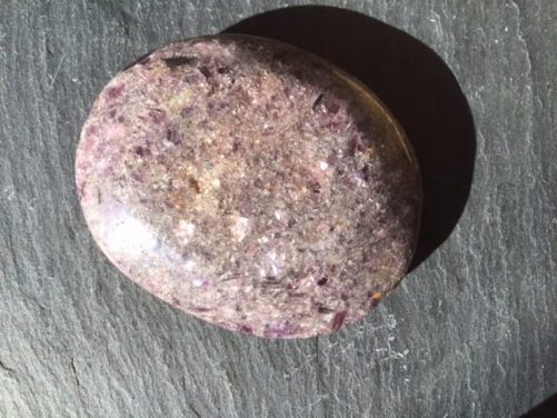 Galet lepidolite de soin