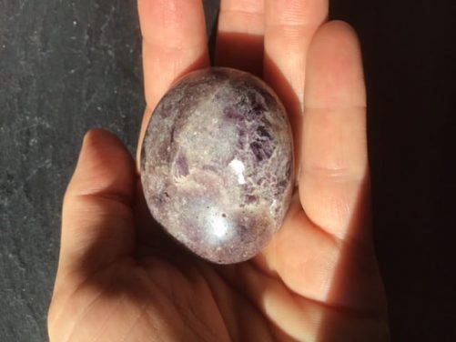 Galet lepidolite moyen format