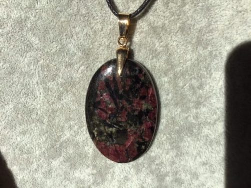 Grand collier eudialyte et plaqué or