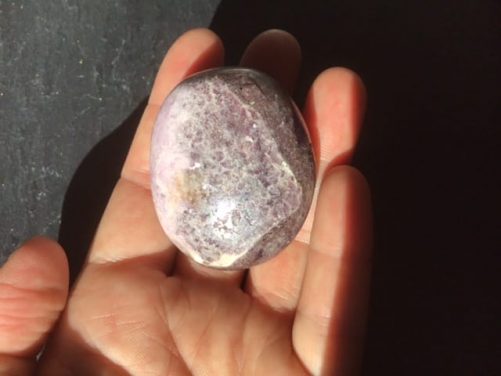 Galet lepidolite moyen format