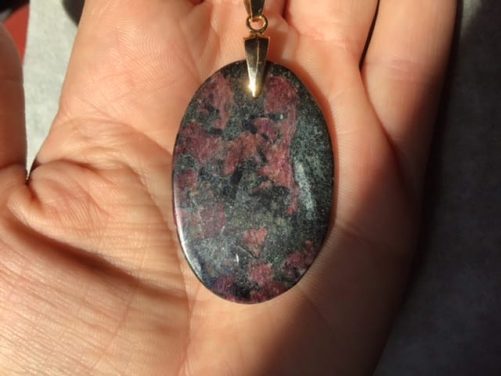 Grand collier eudialyte et plaqué or