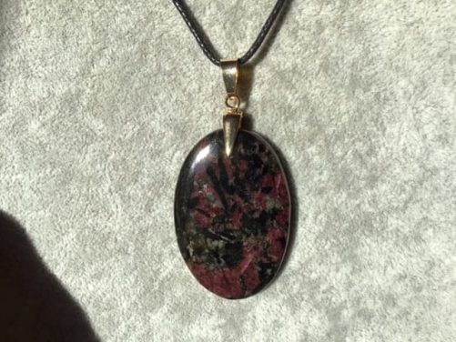 Grand collier eudialyte et plaqué or