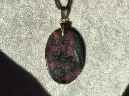 Grand collier eudialyte et plaqué or