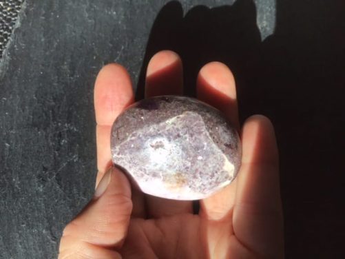 Galet lepidolite moyen format
