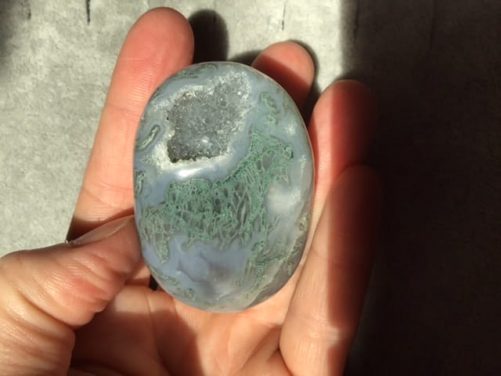 Calcedoine druzy avec chlorite en galet