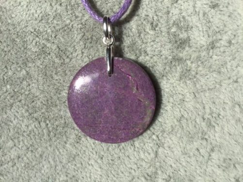 Pendentif rond en stichtite serpentine naturelle