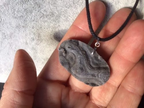 Pendentif calcedoine druzy