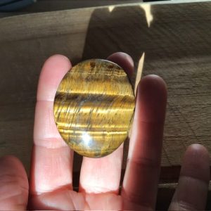 Galet en oeil de tigre
