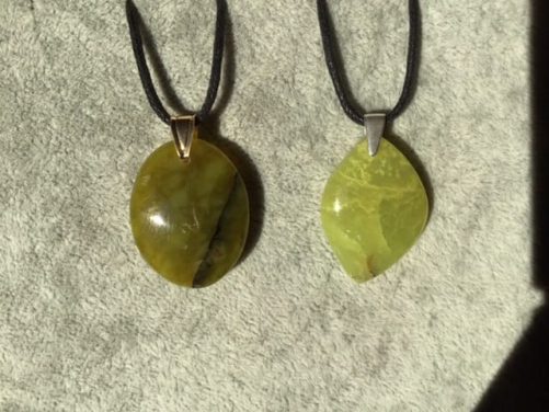 Opale verte en pendentif