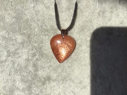 Pendentif pierre de soleil goutte coeur