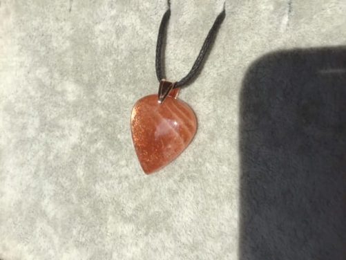 Pendentif pierre de soleil goutte coeur