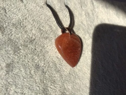 Pendentif pierre de soleil goutte coeur