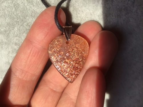 Pendentif pierre de soleil goutte coeur