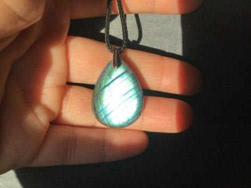 Pendentif goutte en labradorite bleu vert des mers