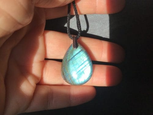 Pendentif goutte en labradorite bleu vert des mers