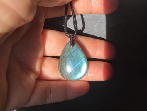 Pendentif goutte en labradorite bleu vert des mers