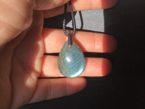 Pendentif goutte en labradorite bleu vert des mers
