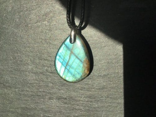Pendentif goutte en labradorite bleu vert des mers
