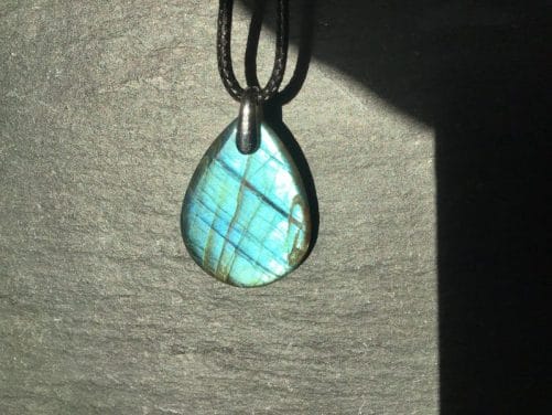 Pendentif goutte en labradorite bleu vert des mers