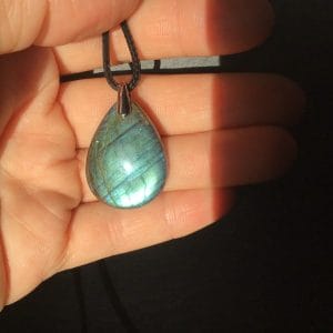 Labradorite couleur bleu vert telle une jolie mer ensoleillée