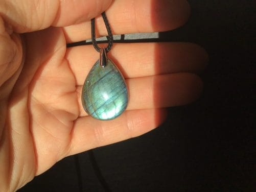 Labradorite couleur bleu vert telle une jolie mer ensoleillée