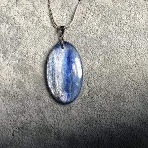 Pendentif oval de grand format en disthene