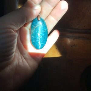 Grand pendentif en apatite bleue naturelle