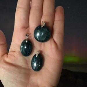 Choisir un petit pendentif en apatite