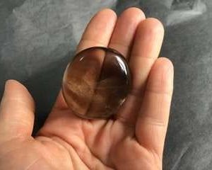 Superbe quartz fume naturel en petit galet