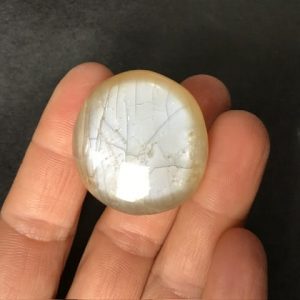 Petit galet lumineux en pierre de lune blanc creme