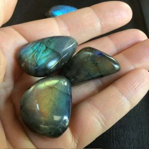Labradorite pierres roulees avec de beaux reflets