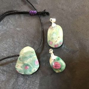 Pendentif fuschite à rubis à choisir