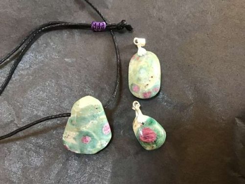 Pendentif fuschite à rubis à choisir