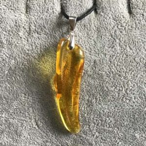 Pendentif ambre forme libre
