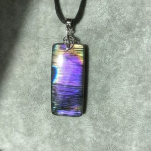 Pendentif labradorite violette amulette