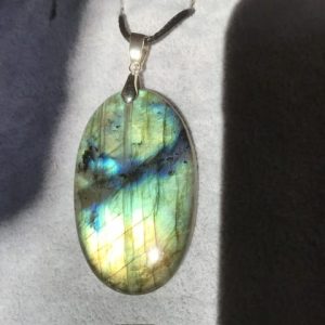 Labradorite de couleur naturelle bleu vert jaune en pendentif, grand modele oval